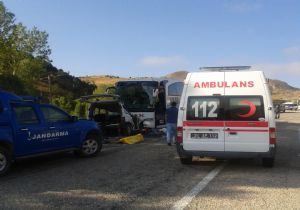 Uzundere’de trafik kazası: 12 yaralı