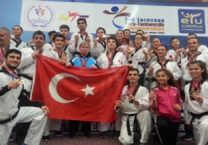 Erzurumlu Taekwondocular  madalya ile döndü