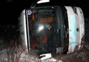 Yolcu otobüsü şarampole düştü: 21 yaralı