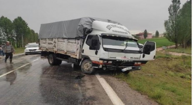 Bayburt yolunda kamyonla minibüs çarpıştı: 2 yaralı
