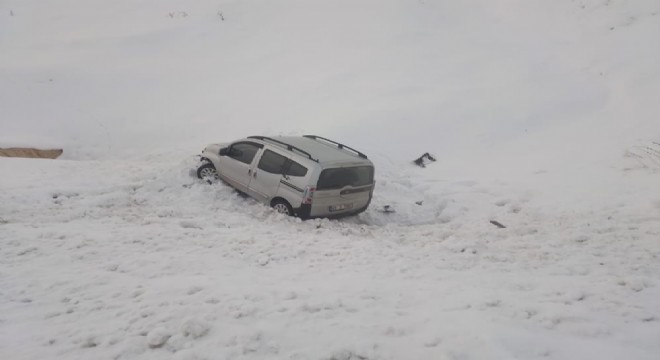 Bingöl yolunda araç şarampole devrildi: 3 yaralı