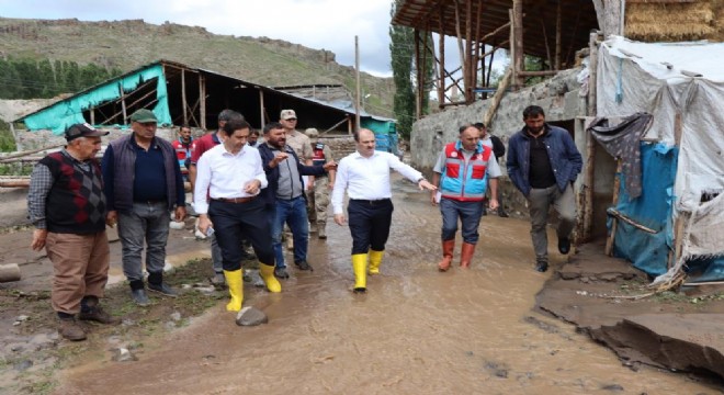 Oltu'da sağanak yağış sele dönüştü