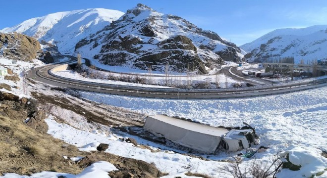 Oltu yol ayrımında bir kaza daha