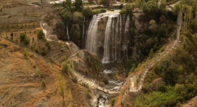 Tortum Şelalesi sonbaharda bir başka güzel