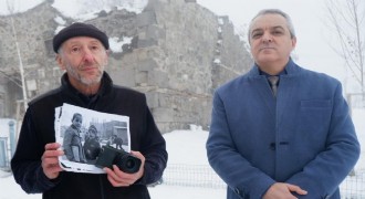 44 yıl önce fotoğrafladığı çocuğa ulaştı