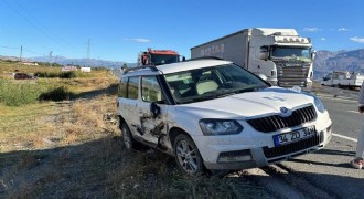 Erzincan yolunda trafik kazası: 3 yaralı