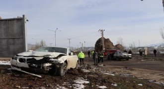 Oltu'da trafik kazası: 4 yaralı