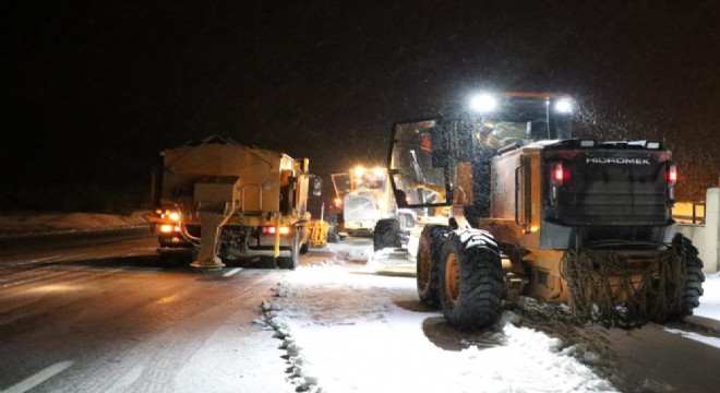 Kop Dağı Geçidi'nde kar ve tipi ulaşımı aksattı