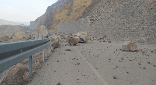 Sarıkamış-Kağızman yolunda heyelan