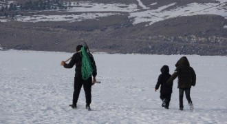 Ekmeklerini 'buzdan' çıkarıyorlar